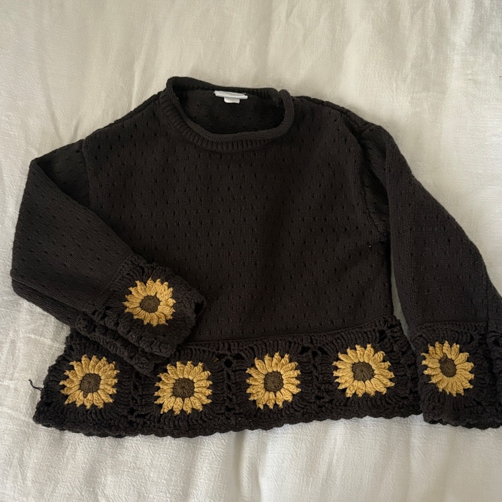 Cozy dark grey Sweater with Sunflower Details